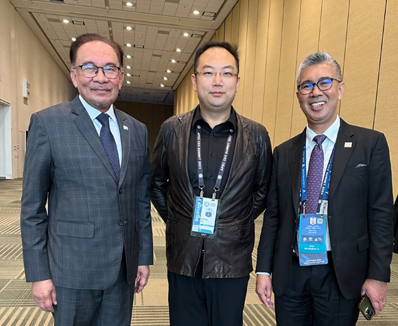 马来西亚宰衡安华（左一）、、APEC筹委会联合主席徐鹏（中）、、马来西亚商务部长TENGKU ZAFRUL TENGKU ABDUL AZIZ（右一）